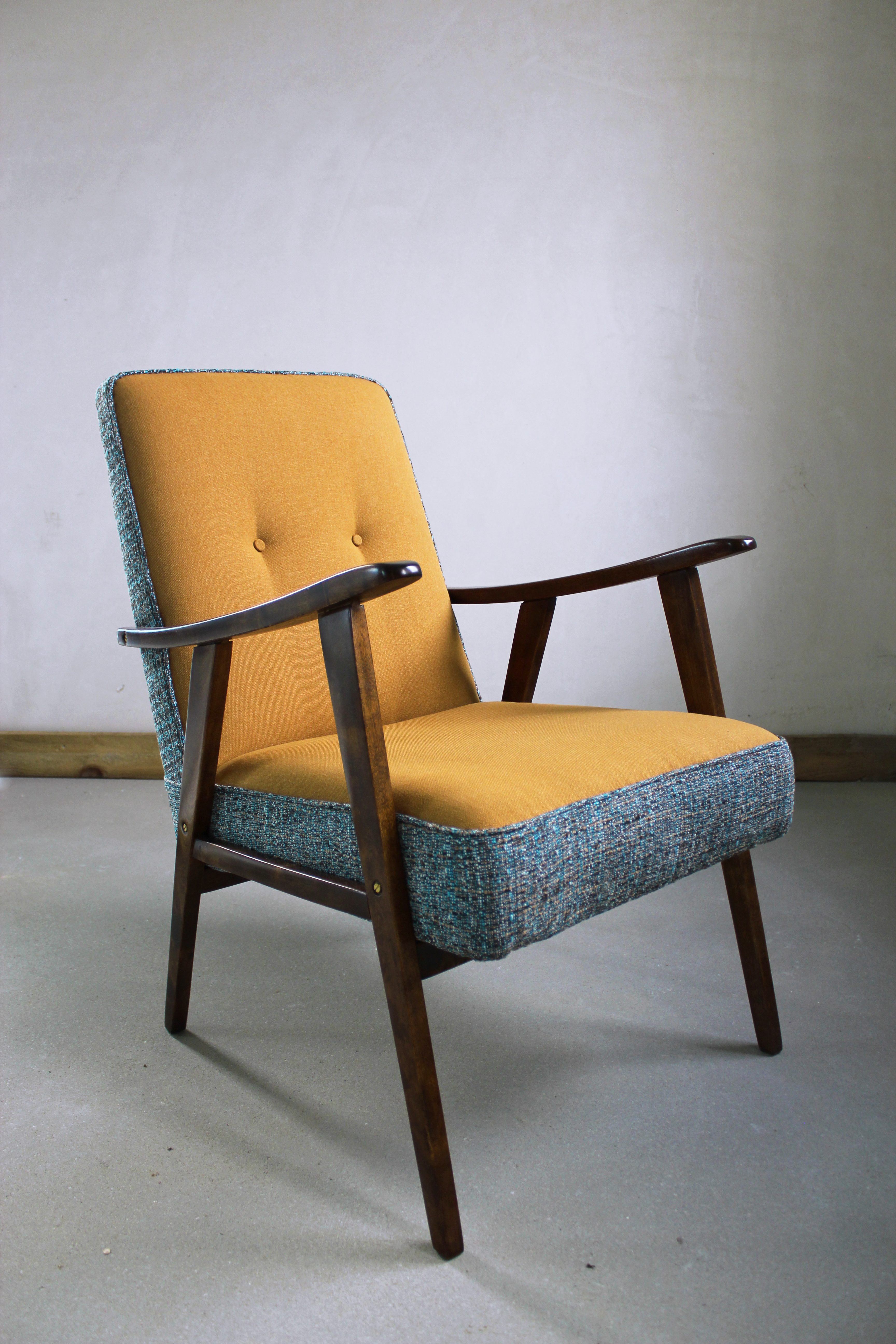 Fotel z lat 70., znaleziony przy śmietniku. Odrestaurowany z wykorzystaniem kolorowych tkanin, drewno brzozowe w politurze