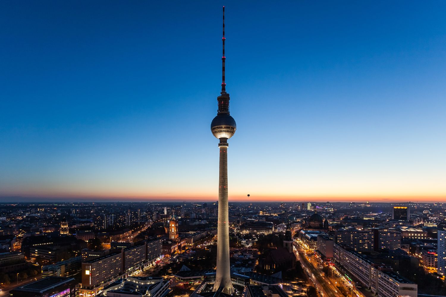 Wieża telewizyjna. Atrakcja Berlina