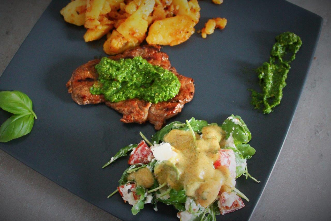 Stek domowej roboty @Kuchnia2D. Stek z pesto z rukoli, wiosenną sałatką i pieczonymi ziemniakami