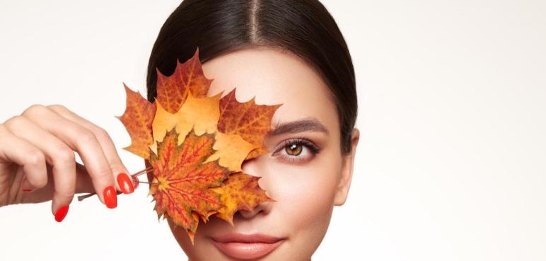 Brązowe vs czarne sztuczne rzęsy - która opcja na jesień?