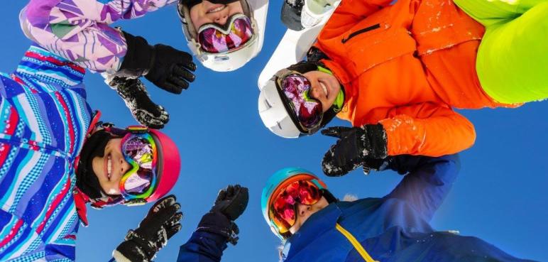 Narciarskie kurtki zimowe i rękawice narciarskie – jak dobrać niezawodny zestaw na sezon zimowy?