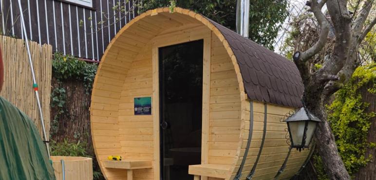 Sauna opalana drewnem. Powrót do prostego relaksu w naturze