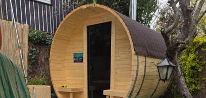 Sauna opalana drewnem. Powrót do prostego relaksu w naturze